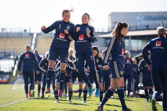 Julia Karlernäs and Kosovare Asllani of the Swedish