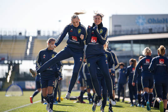 Stina Blackstenius and Zecira Musovic of the Swedish