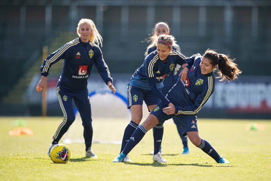 Emma Kullberg and Loreta Kullashi of the Swedish women’s