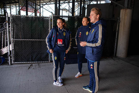 Kosovare Asllani, Magdalena Eriksson and press officer