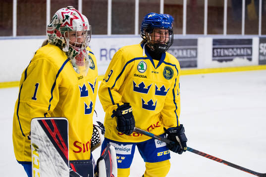 Sveriges målvakt Ida Boman och Klara Kenttälä