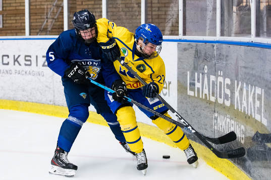 Finlands Nella Berg i kamp om pucken med Sveriges Vilma