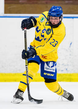 Sveriges Emma Forsgren med ett skott