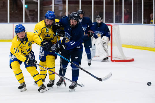 Sveriges Nicole Hall och Hanna Thuvik i kamp om pucken med