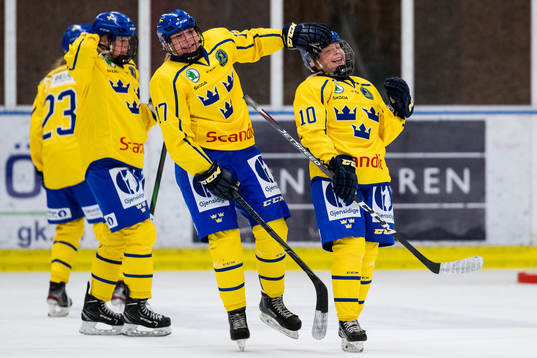 Sveriges Elin Svensson och Nicole Hall jublar