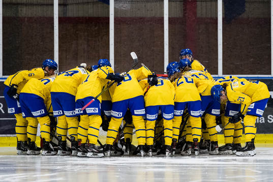 Sveriges spelare samlar sig innan ishockeymatchen mellan