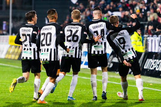 Landskronas Linus Olsson jublar med lagkamrater