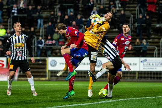 Östers målvakt Robin Malmkvist i en kollision