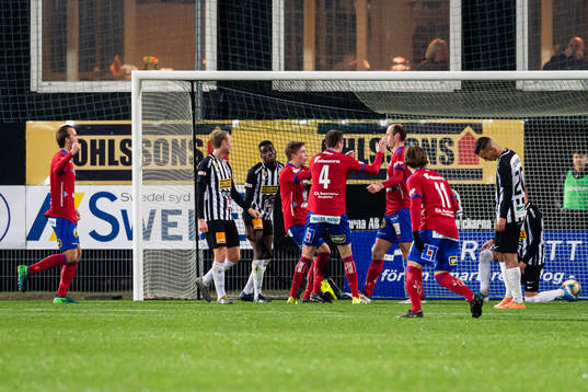 Östers spelare jublar