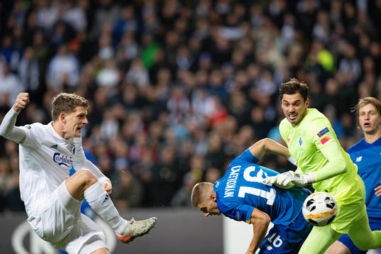 [DK=20191107: Jens Stage, FC København sparker bolden i