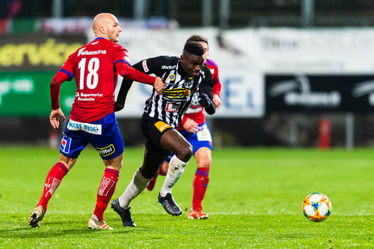 Östers Jonathan Drott och Landskronas Patrick Nwadike i
