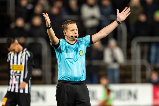 domare Johan Krantz blåser av fotbollsmatchen i kvalet