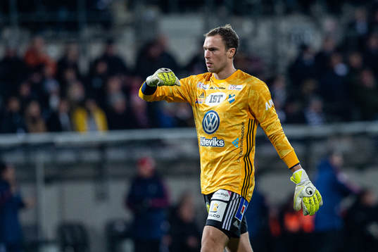 Östers målvakt Robin Malmkvist jublar