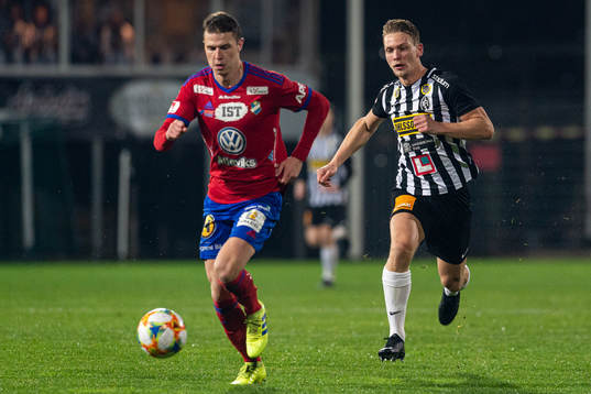 Landskronas Robin Hofsö jagar Östers Fredrik Lundgren