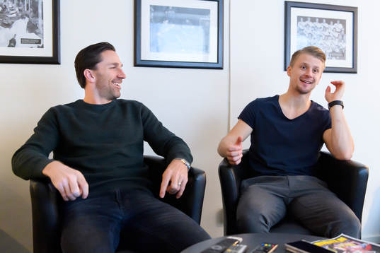 Frölundas Joel Lundqvist och Nicklas Lasu blir intervjuade