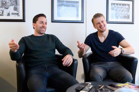 Frölundas Joel Lundqvist och Nicklas Lasu blir intervjuade