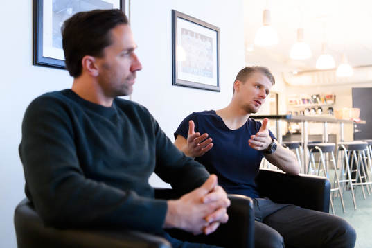 Frölundas Joel Lundqvist och Nicklas Lasu blir intervjuade