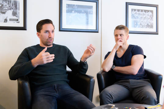 Frölundas Joel Lundqvist och Nicklas Lasu blir intervjuade