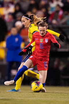 Kosovare Asllani of Sweden and Rose Lavelle of USA