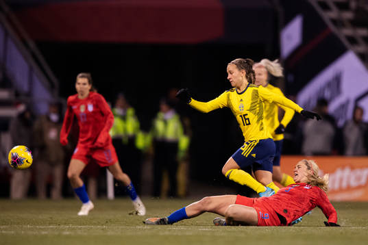 Julia Zigiotti Olme of Sweden and Lindsey Horan of USA