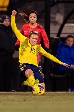 Mallory Pugh of USA and Jessica Samuelsson of Sweden