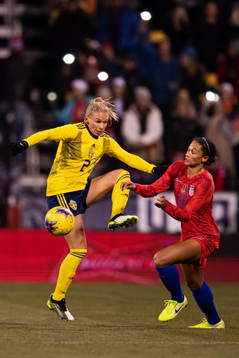 Jonna Andersson of Sweden and Lynn Williams of USA