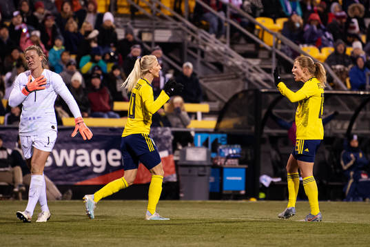 goalkeeper Alyssa Naeher of USA looks dejected while Sofia