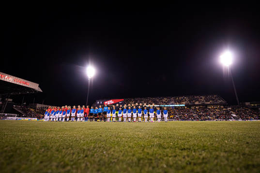 The players of USA and Sweden are lined up