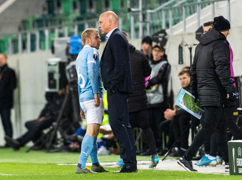 Oscar Lewicki is substituted and walks next to Uwe Rösler,