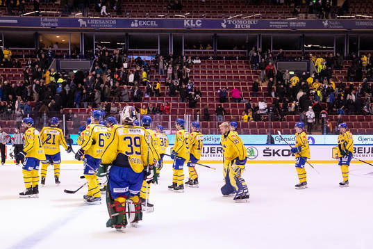 Swedish team leaving the ice