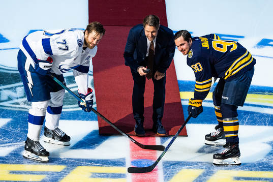 Markus Näslund at the ceremonial face off between Victor