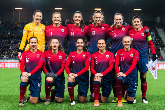 goalkeeper Cecilie Fiskerstrand, Lisa-Marie Karlseng