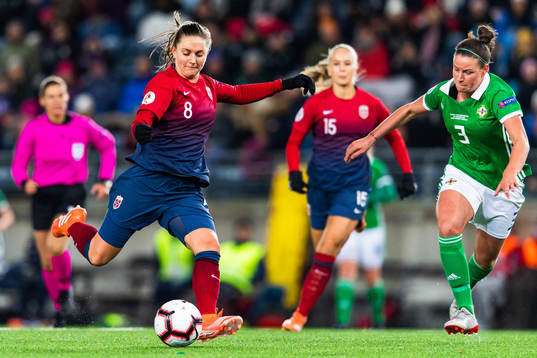 Vilde Bøe Risa of Norway and Demi Vance of Northern Ireland