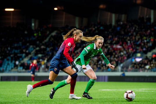 Caroline Graham Hansen of Norway and Laruen Wade of