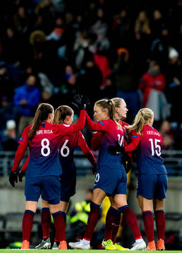 Caroline Graham Hansen of Norway celebrates with Vilde Bøe