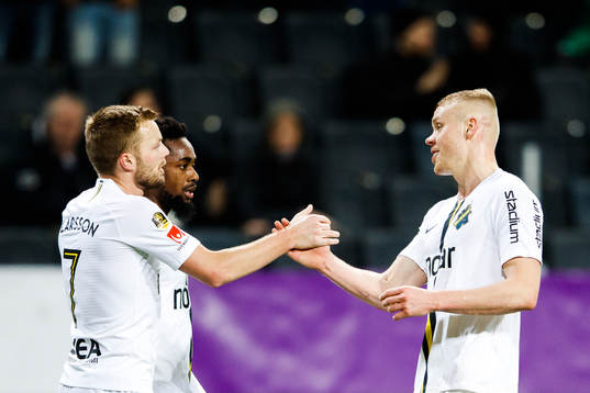 s Heradi Rashidi och Kolbeinn Sigthorsson jublar med