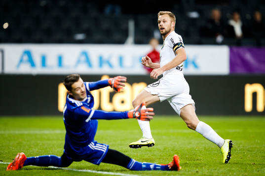 s Sebastian Larsson gör 0-1 bakom Enskedes målvakt Marvin