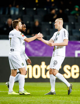 s Heradi Rashidi och Kolbeinn Sigthorsson jublar med