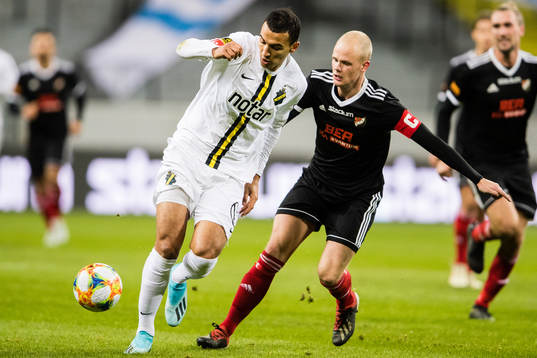 s Nabil Bahoui i kamp om bollen med Enskedes Viktor Lager