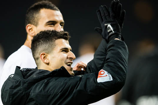 s Tarik Elyounoussi tackar publiken