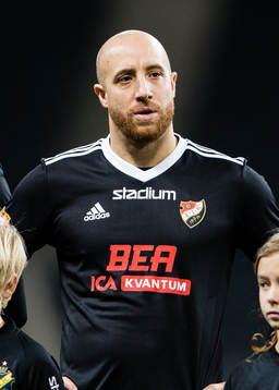 Enskedes Kenny Pavey innan fotbollsmatchen i Svenska Cupen