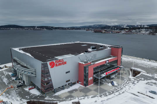 Vy över Fjällräven Center med Örnsköldsviksfjärden i