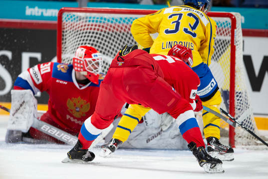 Michael Lindqvist #33, SWE, Konstantin Okulov #77, RUS,