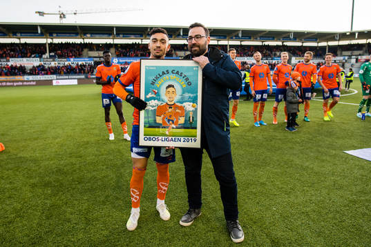 Niklas Fernando Nygaard Castro of Aalesund  with the prize