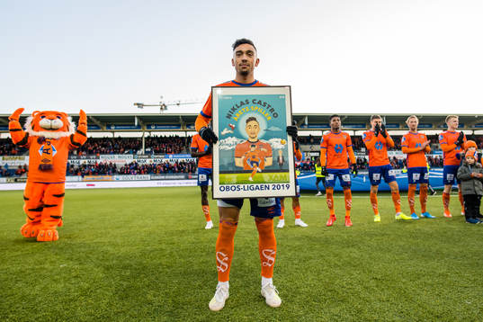 Niklas Fernando Nygaard Castro of Aalesund with the prize