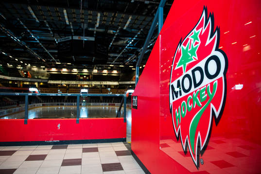 Modos logotyp på en vägg i Fjällräven Center