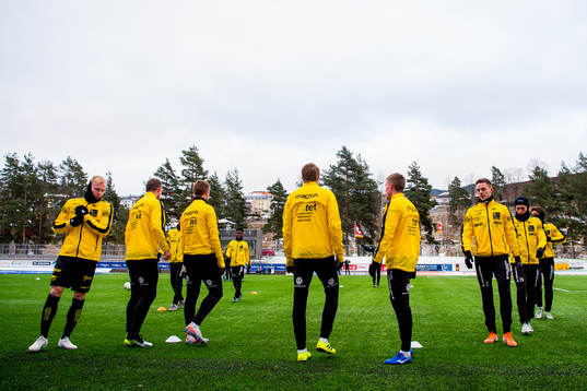 Espen Hammer Berger and the players of Start warm up