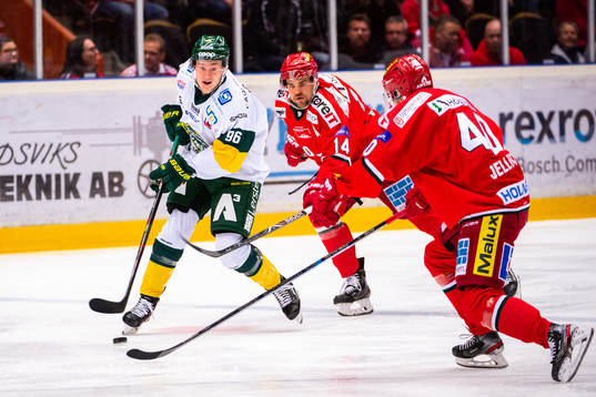 Björklövens Pontus Andreasson i en duell mot Modos Henrik