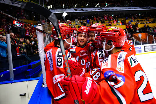 Modos spelare jublar med Mathias From