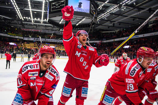 Modos Kalle Jellvert och Mathias From jublar